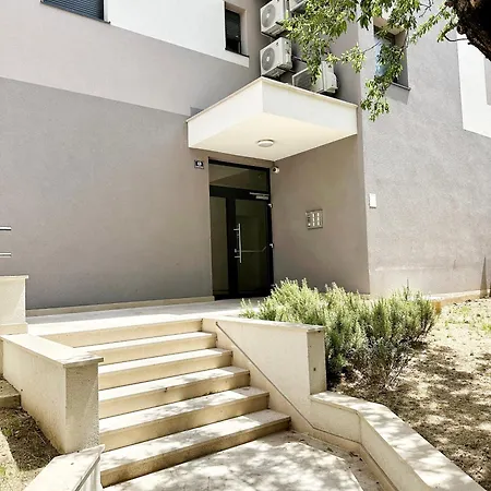S'akvarel 4 - Private Garage Apartman *